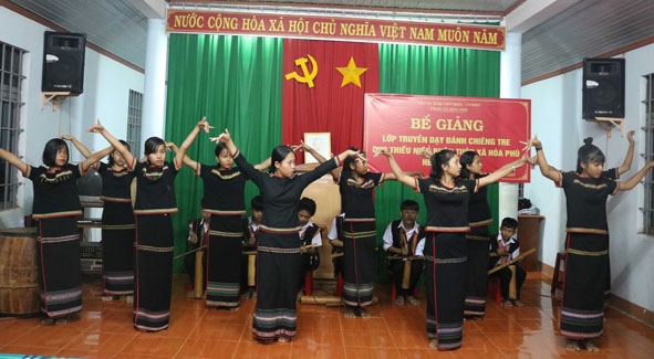 Tiết mục diễn tấu chiêng kết hợp múa xoang của đội chiêng buôn Tuôr (xã Hòa Phú, TP. Buôn Ma Thuột).