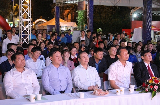 Các đại biểu tham dự buổi lễ. 