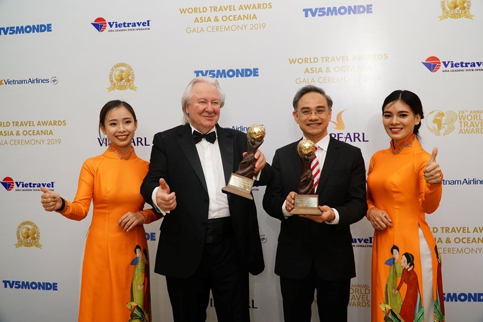 Ông Trần Đoàn Thế Duy (thứ 3 từ trái sang) Phó tổng giám đốc thường trực Vietravel đón nhận giải thưởng từ ông Graham Cooke – Người sáng lập kiêm Chủ tịch World Travel Awards.  