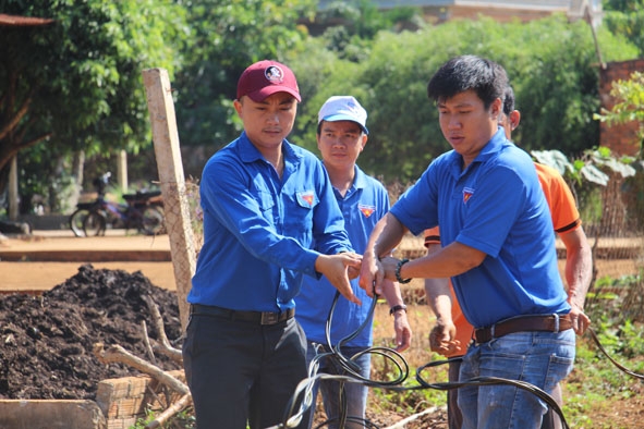 Hội viên thanh niên tham gia xây dựng công trình Thắp sáng đường quê tại xã Cuôr Đăng, huyện Cư M'gar.