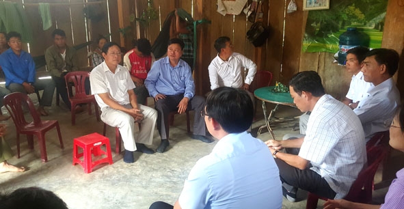 Lãnh đạo Huyện ủy Krông Bông đến thăm bà con người Hmông ở thôn Ea Rớt, xã Cư Pui. 