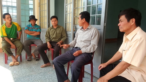 Ông Võ Chương, Bí thư Đảng ủy xã Cư Đrăm (bìa phải) cùng với chủ tịch UBMTTQ xã Cư Đrăm gặp gỡ chi bộ, ban tự quản thôn Nao Huh. 