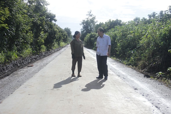 Tuyến đường liên thôn ở xã Cuôr Đăng được xây dựng có nguồn vốn huy động từ nhân dân đóng góp.