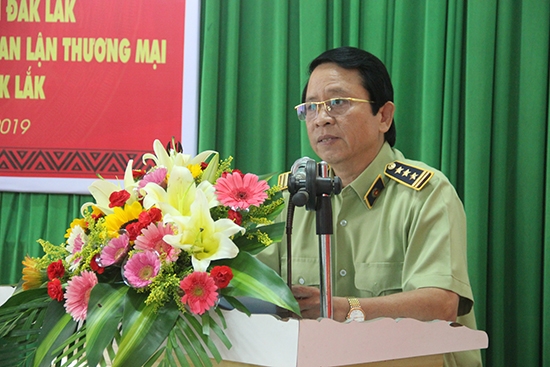 Ông Giao Thanh Tùng, quyền Cục trưởng Cục Quản lý thị trường tỉnh báo cáo về tình hình đấu tranh chống buôn lậu, gian lận thương mại và hàng giả trên địa bàn