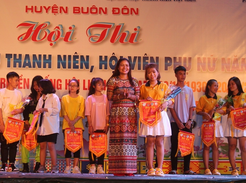 Đại diện Ban tổ chức trao giải Nhất cho phần thi khiêu vũ. 