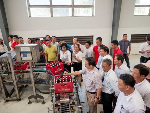 Khách tham quan dây chuyền sản xuất tại Nhà máy Bia Sài Gòn – DakLak. 