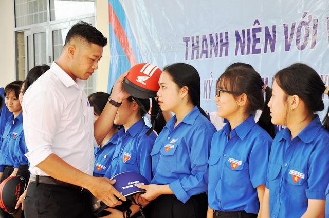 Cửa hàng xe máy Trung Thạch tặng 50 suất quà gồm mũ bảo hiểm và túi xách cho các em học sinh