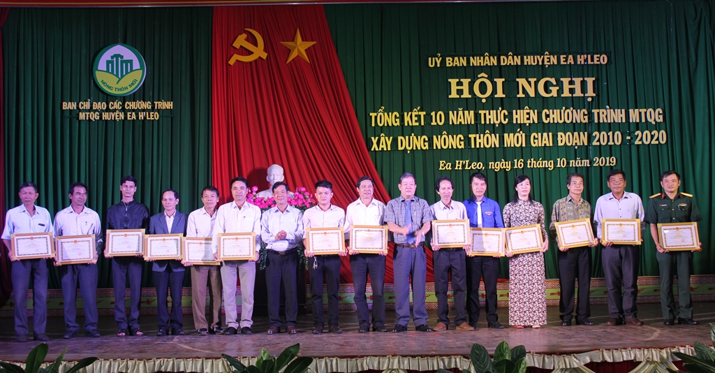 UBND huyện Ea H'leo tặng Giấy khen cho các đơn vị có thành tích xuất sắc trong phong trào xây dựng nông thôn mới