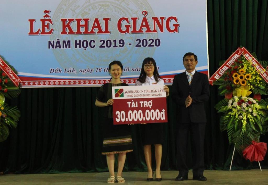 Đại diện Ngân hàng Agribank - Chi nhánh Đắk Lắk trao học bổng hỗ trợ học sinh nghèo, vượt khó.