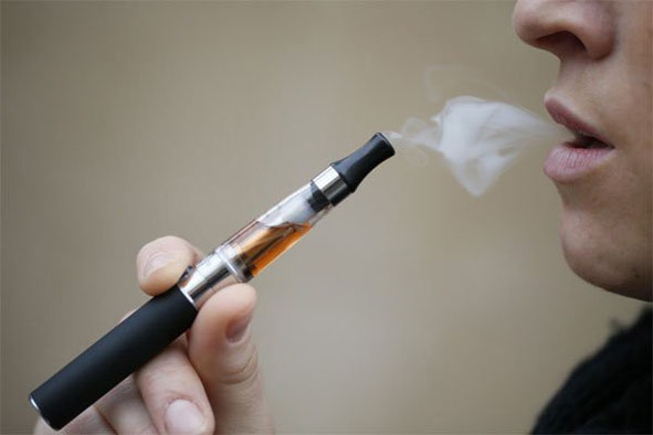 Theo các chuyên gia y tế, việc hút thuốc lá điện tử cực kỳ nguy hại cho sức khỏe.  