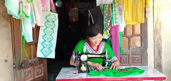 Chị Đào Thị Chợ khởi nghiệp bằng nghề may trang phục truyền thống.