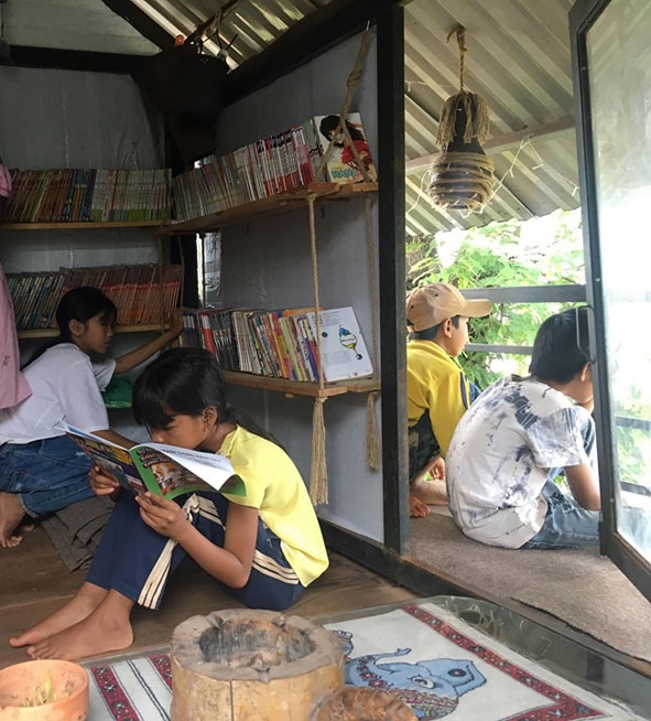 Trẻ em buôn Dhă Prong thường xuyên đến thư viện Ama Amí Vôl đọc sách.