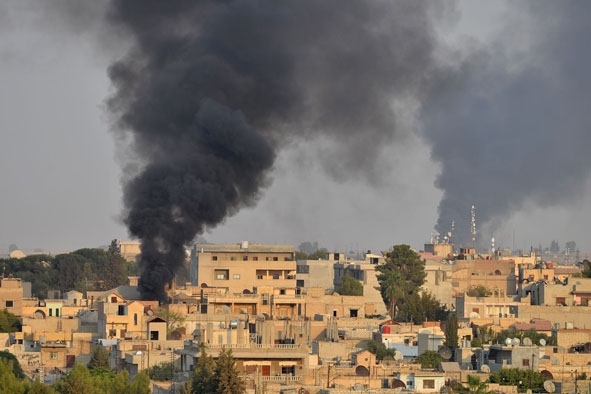 Khói bốc lên tại thành phố Ras al-Ain, miền Bắc Syria sau các cuộc tấn công của quân đội Thổ Nhĩ Kỳ nhằm vào lực lượng người Kurd ngày 9-10-2019.  Ảnh: AFP/TTXVN