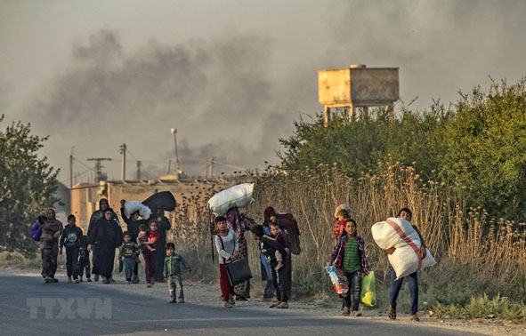 Người dân sơ tán tránh chiến sự ở thị trấn Ras al-Ain, tỉnh Hasakeh (Đông Bắc Syria). 