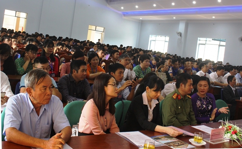 Các đại biểu và học sinh tham gia lễ khai giảng