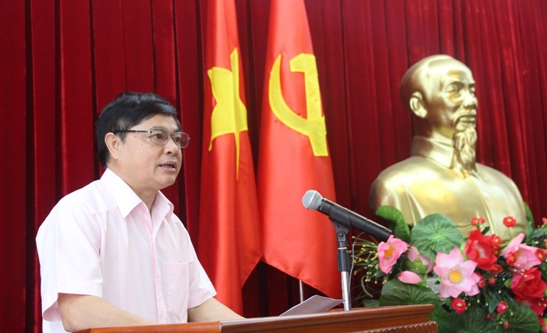 Phó Bí thư Thường trực Tỉnh ủy Phạm Minh Tấn phát biểu tại buổi gặp mặt.