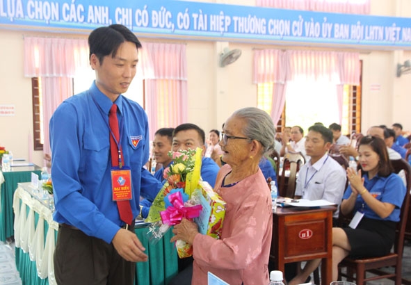 Đại diện Huyện Đoàn M'Đrắk thăm hỏi sức khỏe và trao hoa, quà tặng Mẹ Việt Nam Anh hùng Phạm Thị Lý. 