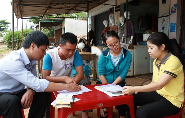 Cán bộ và đại lý của BHXH thị xã Buôn Hồ khai thác, phát triển BHXH, BHYT tự nguyện.   