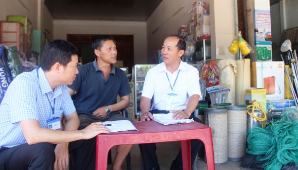 Cán bộ thuế Chi cục Thuế khu vực Krông Ana - Cư Kuin kiểm tra hóa đơn, chứng từ hộ kinh doanh trên địa bàn huyện Cư Kuin.