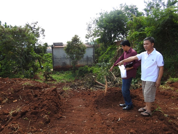 Bờ kè đất ngăn lũ bị san phẳng làm ảnh hưởng đến cuộc sống của người dân hẻm 193  đường Nguyễn Văn Cừ mỗi khi mưa lớn. 
