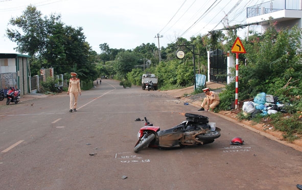 Một vụ tai nạn giao thông xảy ra trên đường liên thôn xã Cư Êbur (TP. Buôn Ma Thuột).  