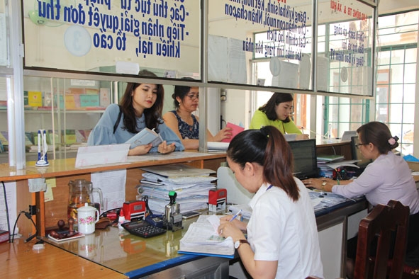 Cán bộ, công chức Bộ phận tiếp nhận và trả kết quả giải quyết thủ tục hành chính phường Ea Tam  tiếp nhận hồ sơ của công dân.