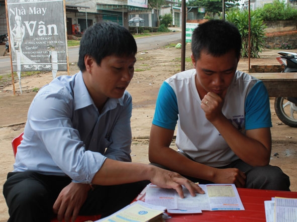 Cán bộ BHXH thị xã Buôn Hồ tuyên truyền, vận động người dân trên địa bàn tham gia BHXH tự nguyện. 