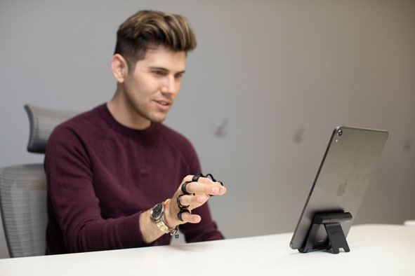 Bàn phím và chuột máy tính đeo trên tay giúp người dùng thuận tiện hơn trong sử dụng máy tính.