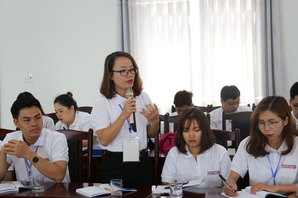 Sinh viên trình bày ý tưởng phát triển du lịch Đắk Lắk tại buổi tọa đàm.   