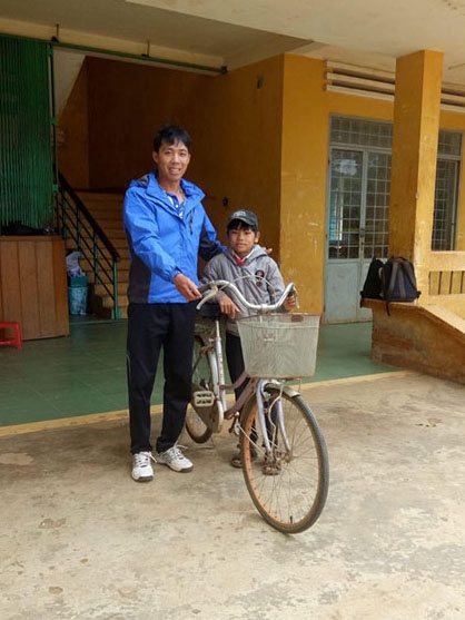 Thầy Vũ Thanh Tùng trao tặng xe đạp  cho học sinh nghèo.  