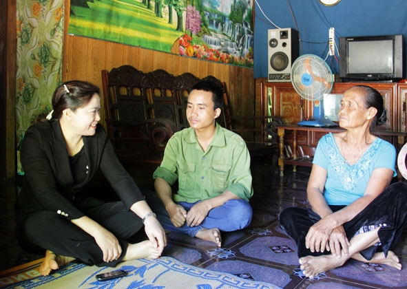 Bà Nguyễn Thị Xuân, Phó trưởng Ban Dân vận huyện Ea H’leo (bìa trái) đến thăm hỏi, động viên Nay Y Khun  và gia đình.  