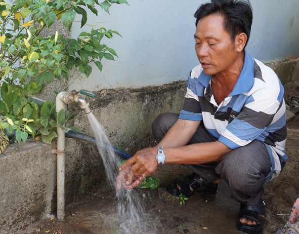 Nước từ Công trình cấp nước sinh hoạt xã Cư Kty   về đến nhà dân có màu vàng và đóng cặn. 