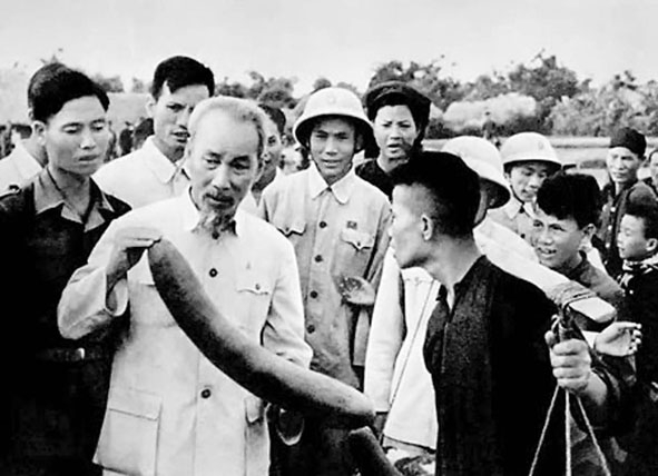 Bác Hồ thăm, tìm hiểu thực tế sản xuất của nông dân xã Ái Quốc (Hải Hưng) năm 1958.    Ảnh tư liệu