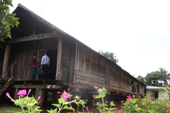 Căn nhà dài hơn 100 tuổi của gia đình Ama Y Vô.   