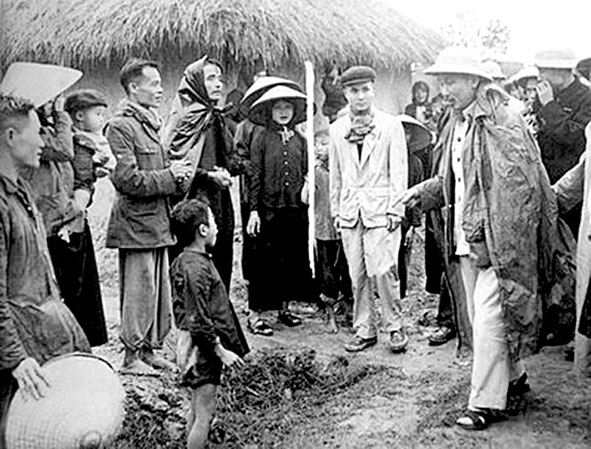 Chủ tịch Hồ Chí Minh thăm hỏi nhân dân xã Tân Phong, huyện Bình Xuyên, tỉnh Vĩnh Phúc (năm 1956). Ảnh tư liệu