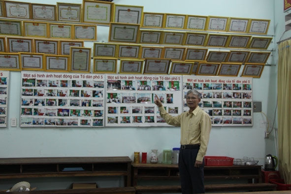 Ông Bùi Văn Vân, Bí thư Chi bộ TDP 5 (phường Tân Thành) giới thiệu một số hoạt động của tổ dân phố. 