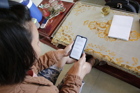 Chị H'Ph. L.Niê (ở xã Ea Hồ, huyện Krông Năng) sử dụng smartphone vay tiền online qua app. 