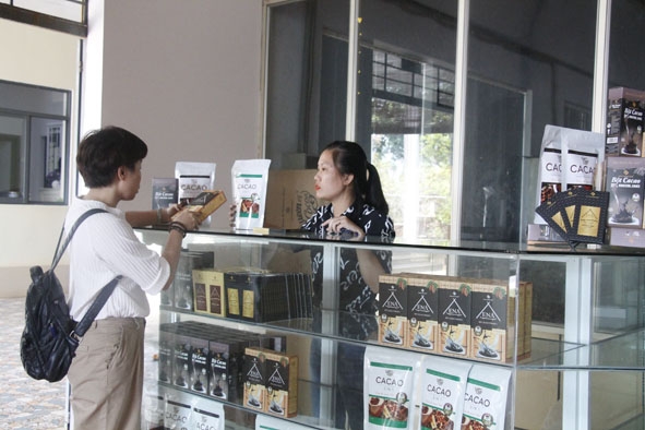 Khách hàng chọn mua sản phẩm ca cao của Công ty TNHH Ca cao Nam Trường Sơn. 