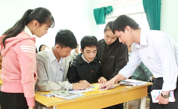 Cán bộ BHXH thị xã Buôn Hồ tuyên truyền cho học sinh về quyền lợi và trách nhiệm khi tham gia BHYT. 