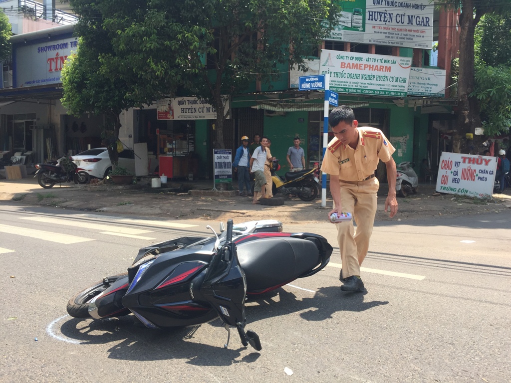 CSGT huyện Cư Mgar xử lý hiện trường một vụ tai nạn giao thông.