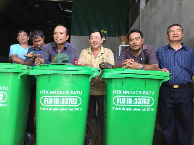 Các thành viên nhận thùng rác tại trụ sở Hợp tác xã nông nghiệp dịch vụ Công bằng Ea Tu