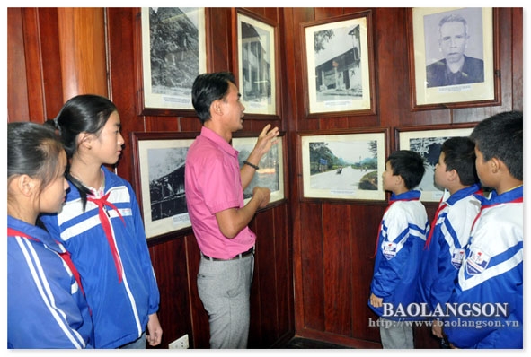 Các em học sinh tham quan Khu lưu niệm đồng chí Hoàng Văn Thụ (tỉnh Lạng Sơn).    Ảnh: Báo Lạng Sơn.