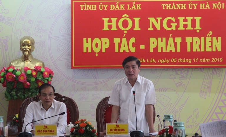 Ủy viên Trung ương Đảng, Bí thư Tỉnh ủy Đắk Lắk Bùi Văn Cường phát biểu tại hội nghị.