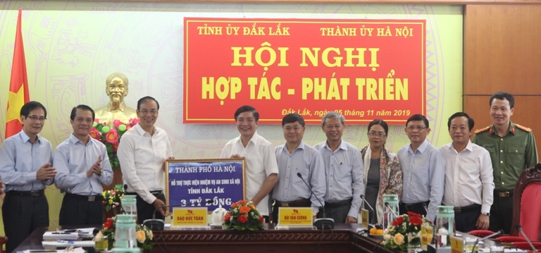 Đoàn công tác của Thành ủy Hà Nội trao biểu trưng số tiền 3 tỷ đồng nhằm hỗ trợ tỉnh Đắk Lắk.