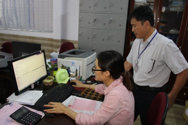 Cán bộ ngành Thuế kiểm tra tại trụ sở người nộp thuế ở thị xã Buôn Hồ