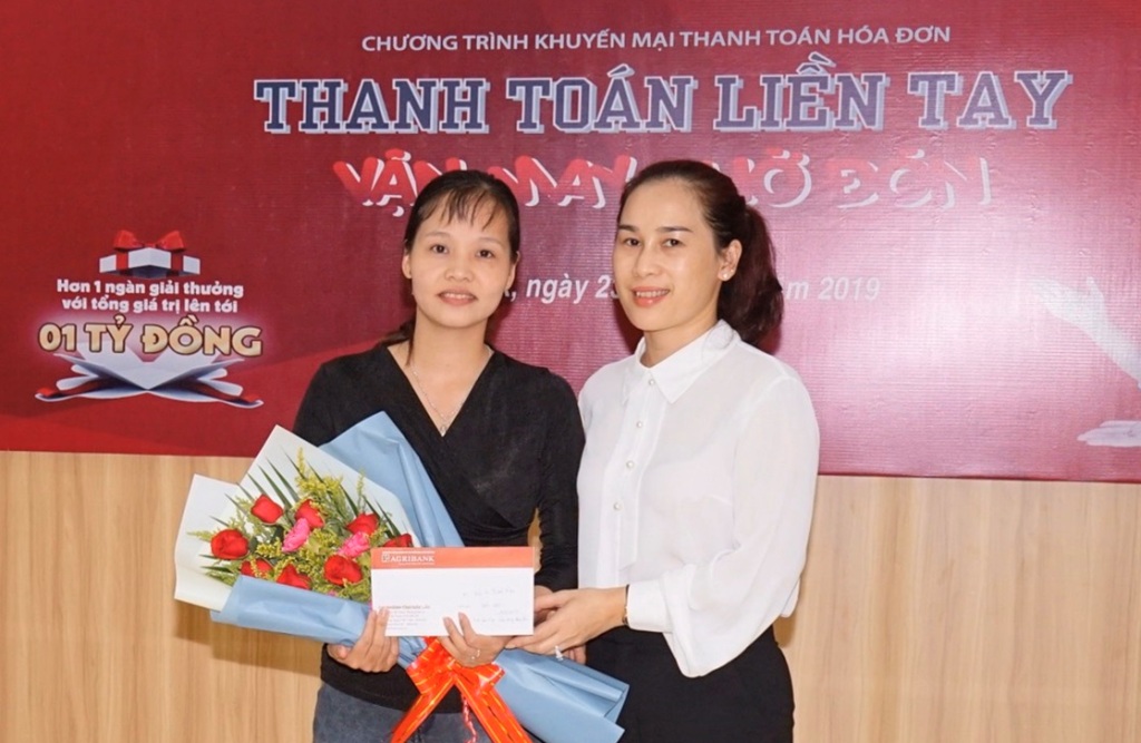 Agribank Đắk Lắk tổ chức lễ trao thưởng cho khách hàng trúng thưởng trong chương trình “Thanh toán liền tay - Vận may chờ đón”