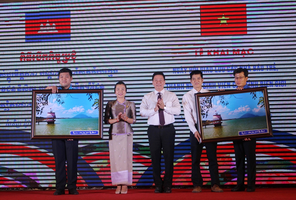 Lãnh đạo tỉnh Tây Ninh trao quà tặng đoàn công tác nước bạn Campuchia