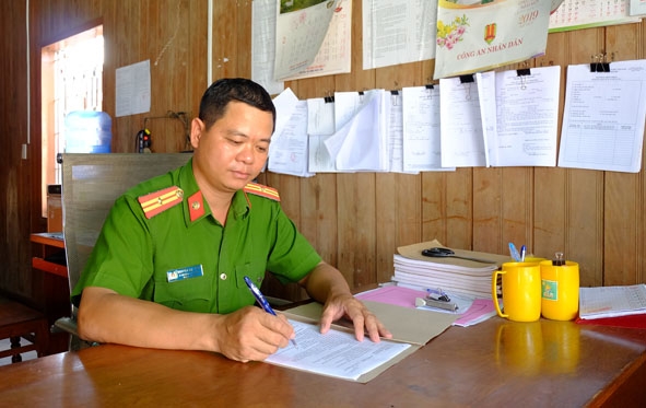 Thiếu tá Nguyễn Đức Hiếu, Phó Trưởng Công an huyện Ea Súp, kiêm Trưởng Công an xã Cư M'lan xử lý hồ sơ tại trụ sở làm việc. 