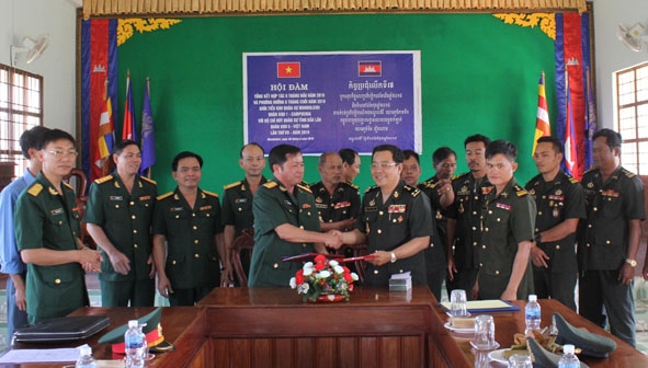 Lực lượng vũ trang hai tỉnh Đắk Lắk và Mundulkiri ký kết công tác phối hợp quân sự song phương. 