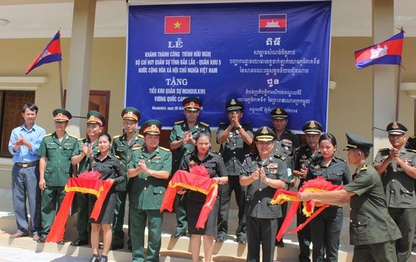 Bộ CHQS tỉnh Đắk Lắk khánh thành, bàn giao công trình hữu nghị cho Tiểu khu Quân sự Mundulkiri. 